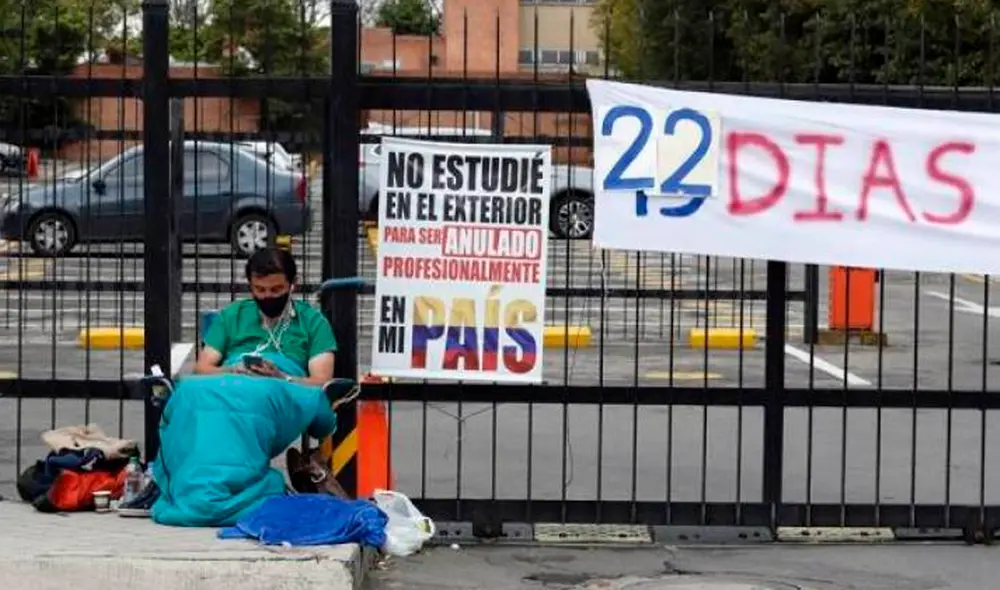 “En ese trámite de convalidación ha habido negligencias, errores y burocracias que me están exponiendo a tener que ir por una vía judicial que tardaría más de tres años en resolverse y por eso he tomado la decisión de hacer esta protesta”, dijo el médico colombiano. Foto: EFE