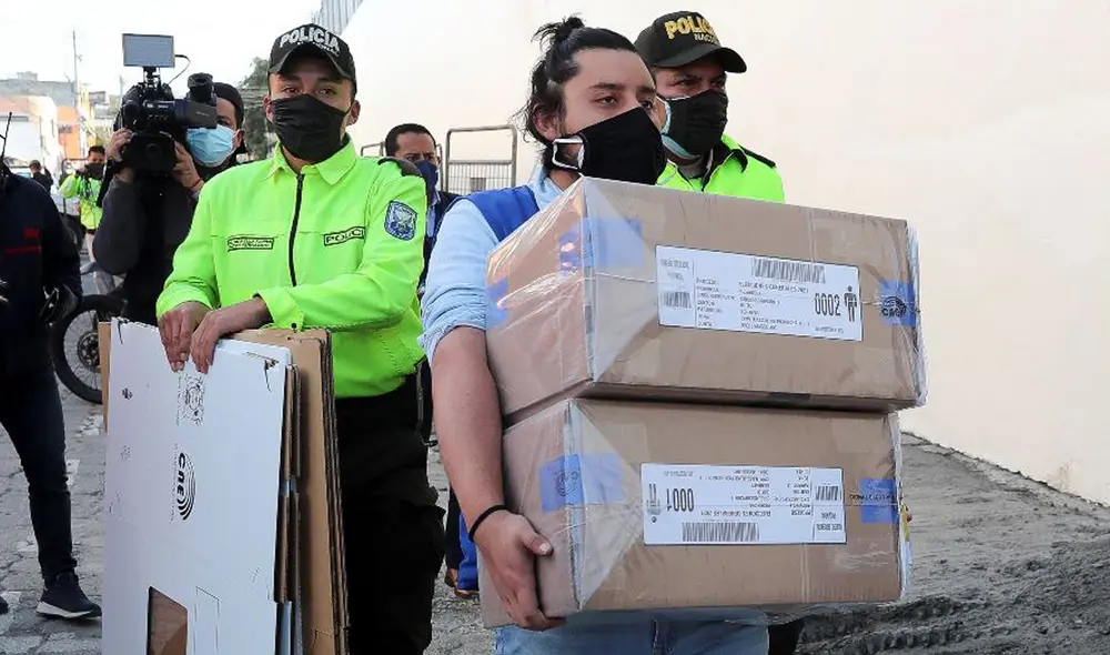 Funcionario del Consejo Nacional Electoral ecuatoriano ingresa a un centro penitenciario con las papeletas electorales para la primera jornada de las elecciones generales de 2021, en Quito. Foto: EFE