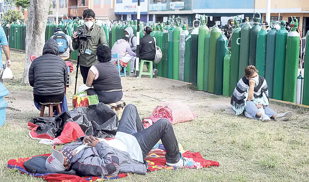 Esperan. La necesidad obliga a las personas a dormir frente a distribuidoras de oxígeno. Foto: Jorge Cerdán/La República Esperan. La necesidad obliga a las personas a dormir frente a distribuidoras de oxígeno. Foto: Jorge Cerdán/La República