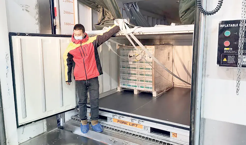 El dato. Las 300 mil vacunas partieron ayer desde Beijing. Personal capacitado las colocó en contenedores especiales que mantienen la temperatura ideal. Foto: difusión