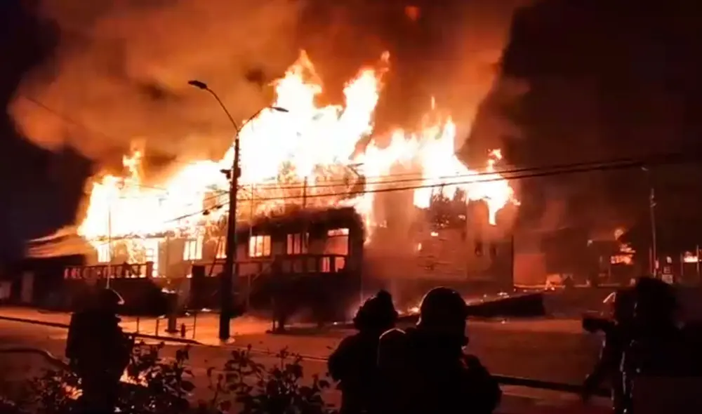 Hasta la comuna tuvieron que concurrir siete cuerpos de bomberos de distintos lugares de la Región de Los Ríos, además de la totalidad de Panguipulli. Foto: captura - Facebook