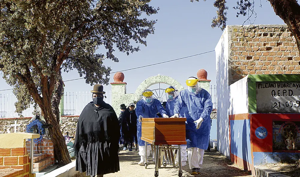 Dolor. En Puno se registran nueve decesos por día desde que inició la segunda ola. El Gobierno dispuso la cuarentena en esta provincia desde el lunes. Foto: Juan Carlos Cisneros / La República