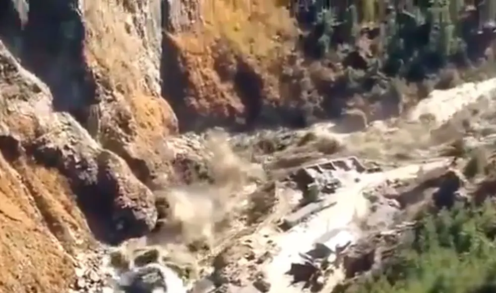 Una gran avalancha de agua y lodo destruyó a su paso estructuras como un puente y una central eléctrica en construcción. Foto: captura – Twitter