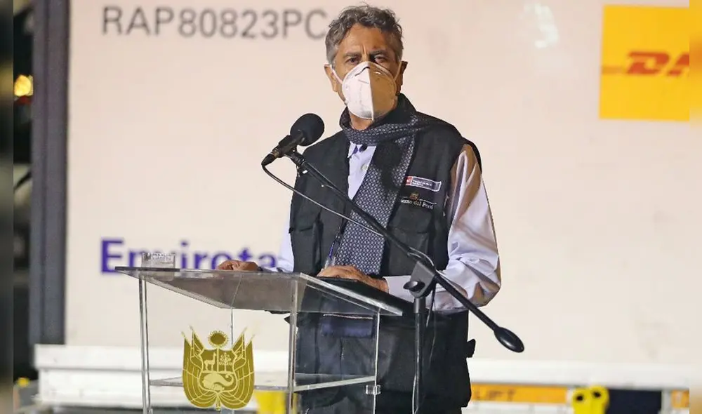 Presidente en la llegada de las vacunas chinas contra la COVID-19. Foto: Presidencia de la República