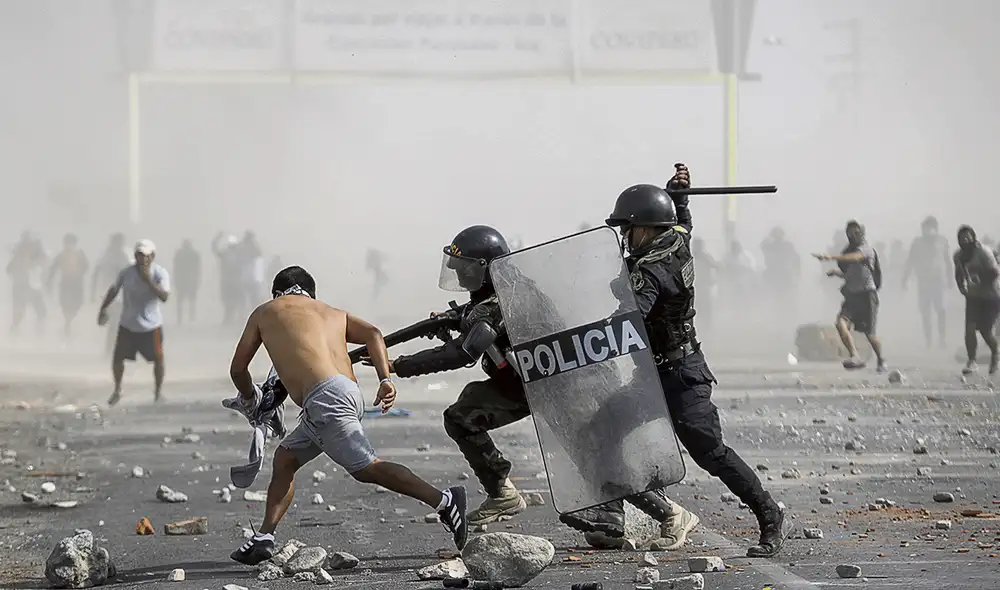 Represión. Fotografía tomada por Jorge Cerdán en protestas de Ica. Represión. Fotografía tomada por Jorge Cerdán en protestas de Ica.