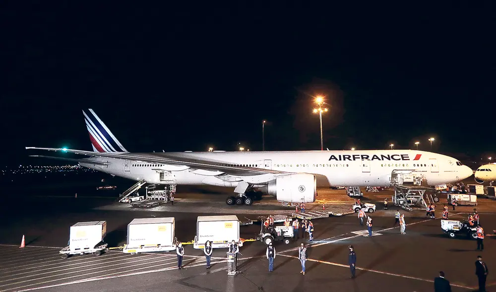 El respiro que esperaban. Las primeras 300 mil dosis de la vacuna de Sinopharm arribaron anoche al Perú. El personal de UCI será el primero en recibirlas. Tendrán una recarga de energía. Foto: Sepres