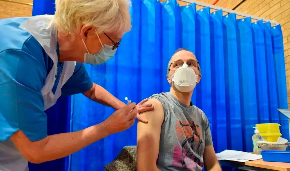 La Unión Europea en pleno ya vacuna contra el coronavirus, pero está en disputa con laboratorios por el cronograma de entregas. Foto: EFE La Unión Europea en pleno ya vacuna contra el coronavirus, pero está en disputa con laboratorios por el cronograma de entregas. Foto: EFE