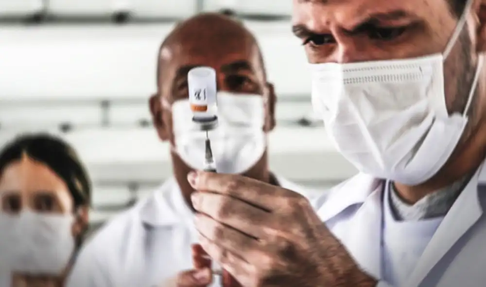 Campaña iniciará este 9 de febrero con el personal de salud y el mandatario Sagasti. Foto: composición, La República Campaña iniciará este 9 de febrero con el personal de salud y el mandatario Sagasti. Foto: composición, La República