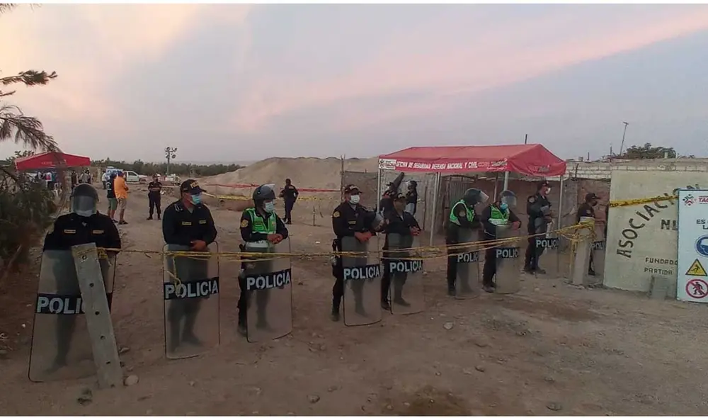 Contingente de la Policía Nacional resguarda la zona de la excavación. Foto: Diego Guevara Contingente de la Policía Nacional resguarda la zona de la excavación. Foto: Diego Guevara