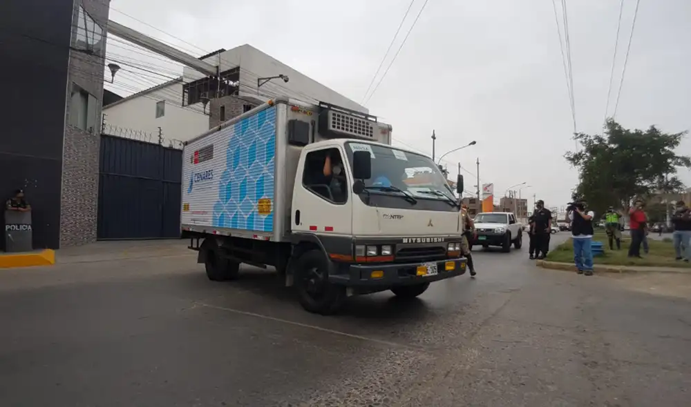 Un camión con las dosis sale del almacén de Cenares. Foto: Grace Mora / URPI - GLR Un camión con las dosis sale del almacén de Cenares. Foto: Grace Mora / URPI - GLR