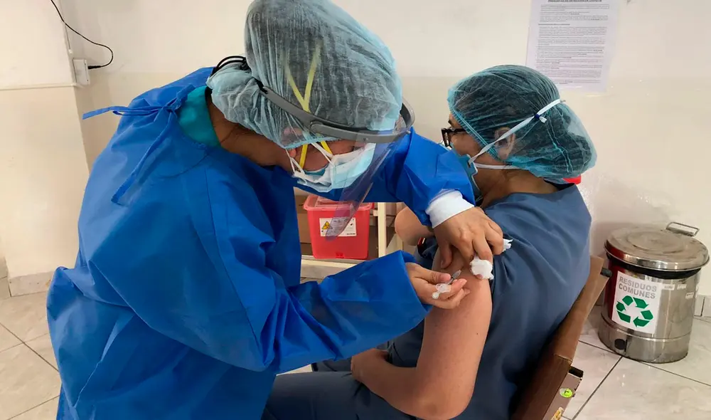 Médicos del Loayza fueron los primeros en ser vacunados contra la COVID-19. Foto: Twitter.