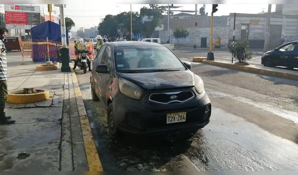 Oportuna intervención de cisterna del Segat impidió que taxi quedara totalmente incinerado. Foto: difusión