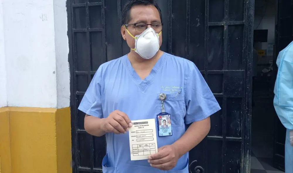 Jesús Valverde muestra su cartilla de vacunación luego de recibir primera dosis. Foto: María Pía Ponce / URPI - GLR Jesús Valverde muestra su cartilla de vacunación luego de recibir primera dosis. Foto: María Pía Ponce / URPI - GLR