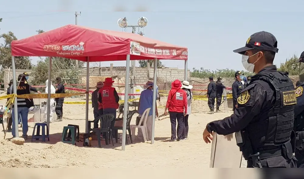 Detectives de la Policía, peritos y miembros de la Fiscalía buscan identificar de manera fehaciente los cuerpos. Foto: Liz Ferrer/La República