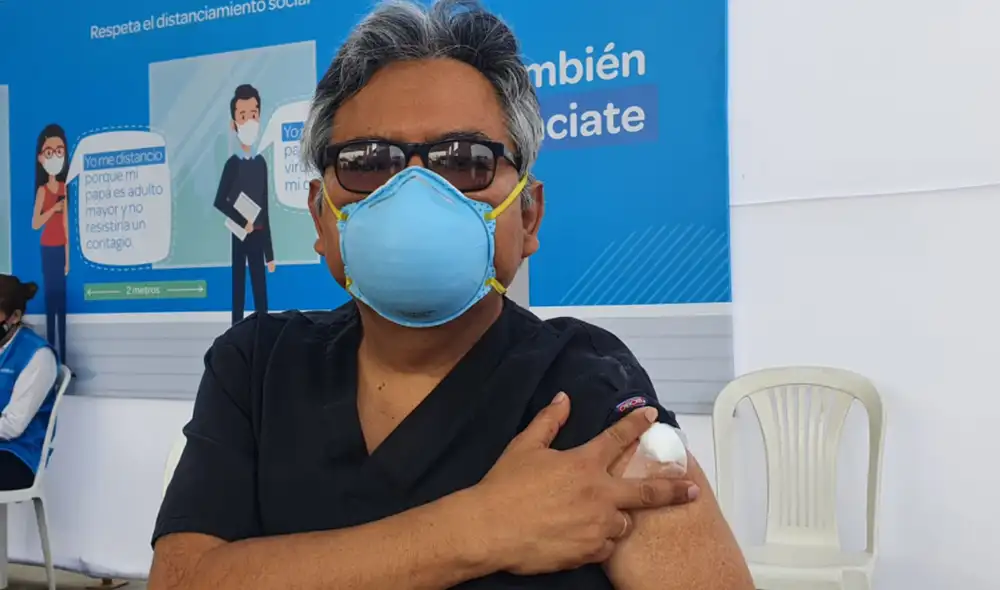 El médico Ciro Salazar fue el primero en ser vacunado en el hospital Rebagliati. Foto: María Pía Ponce / URPI - GLR