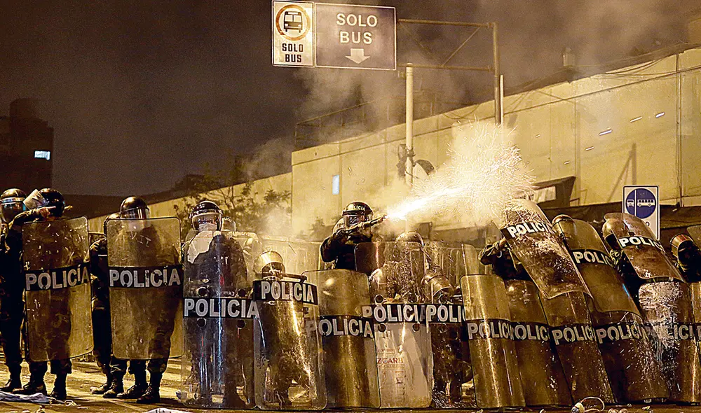 Represión tenaz. Los mandos policiales entre el 10 y 14 de noviembre improvisaron un plan de operaciones en el que ni siquiera se establece la cadena de mando. Foto: Antonio Melgarejo / La República