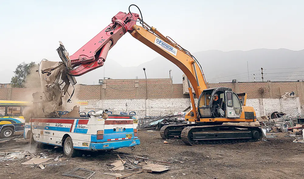 Desguace. Primero serán los vehículos con elevadas multas. Foto: Antonio Melgarejo/La República