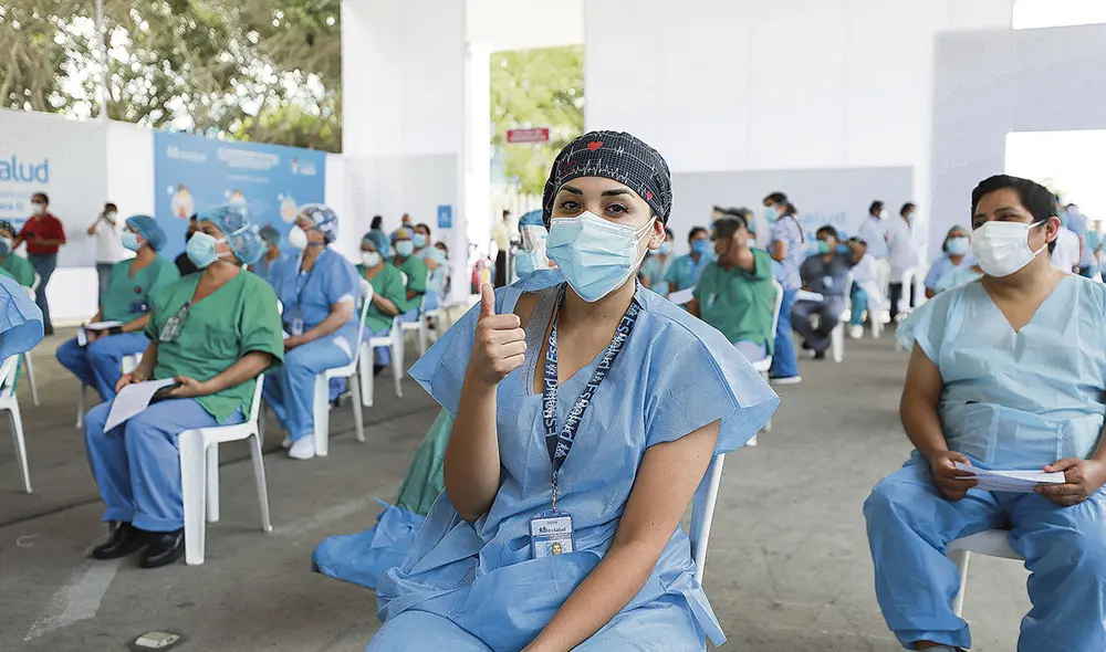 El proceso de inmunización del personal de salud ha empezado. Ayer fue en Lima y algunas regiones críticas, y hoy se completa el envío por aire y tierra al resto del país. Foto: difusión El proceso de inmunización del personal de salud ha empezado. Ayer fue en Lima y algunas regiones críticas, y hoy se completa el envío por aire y tierra al resto del país. Foto: difusión