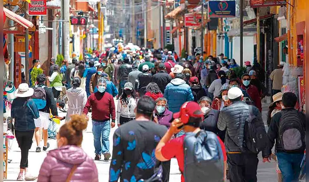 Aglomeración. Jirón Lima, en el centro de Puno, luce abarrotado a pesar de la cuarentena. Así está garantizado el contagio. Foto: Juan Carlos Cisneros/ La República Aglomeración. Jirón Lima, en el centro de Puno, luce abarrotado a pesar de la cuarentena. Así está garantizado el contagio. Foto: Juan Carlos Cisneros/ La República