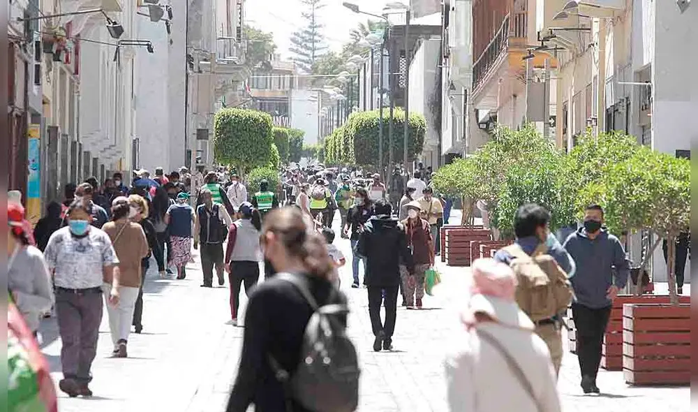 Causa. Población sale a las calles sin guardar distancia social. Foto: La República