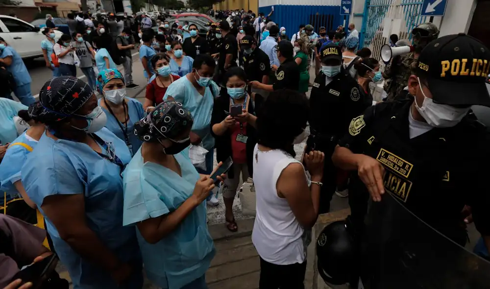 Largas colas de personal médico para recibir la vacuna contra la COVID-19. Algunos han sido citados para otro día. Foto : Jorge Cerdán/ La República.