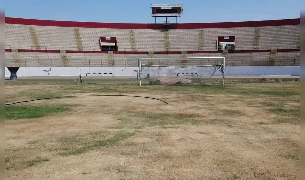 Cancha del estadio Mansiche se encuentra en mal estado. Foto: Hugo Rodríguez