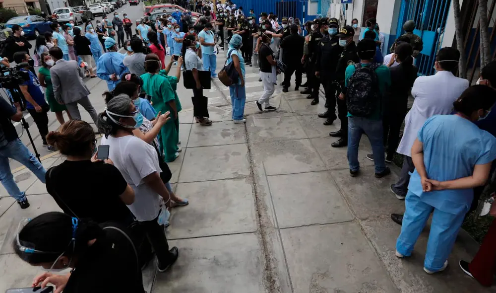 Vocero de EsSalud garantizó que todo el personal de la institución será vacunado. Foto : Jorge Cerdán/ La República
