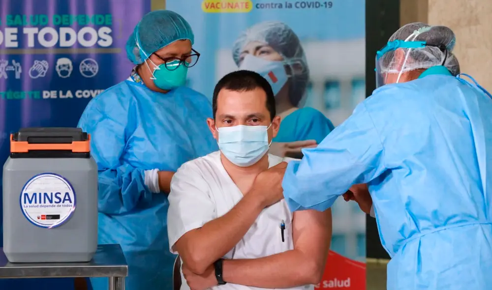 El jefe de Emergencias del Hospital Militar invocó a la ciudadanía a que acuda a vacunarse durante las fases de inmunización. Foto: Andina
