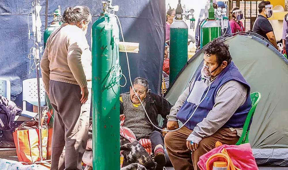 Desesperación y lucro. Los especuladores y acaparadores se aprovechan de la carencia del oxígeno medicinal elevando criminalmente los precios. Foto: Oswald Charca / La República