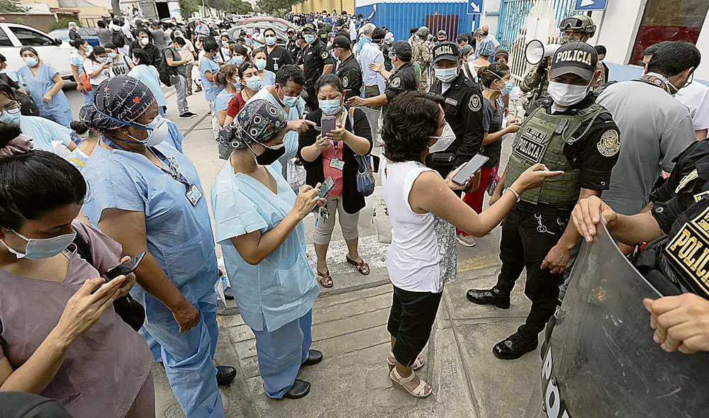 Por mejorar. Largas colas se registraron en los exteriores del hospital Rebagliati. Enfermeras y médicos señalaron que a pesar de trabajar en UCI no estaban considerados. A corregir el problema. Foto: Jorge Cerdán / La República Por mejorar. Largas colas se registraron en los exteriores del hospital Rebagliati. Enfermeras y médicos señalaron que a pesar de trabajar en UCI no estaban considerados. A corregir el problema. Foto: Jorge Cerdán / La República