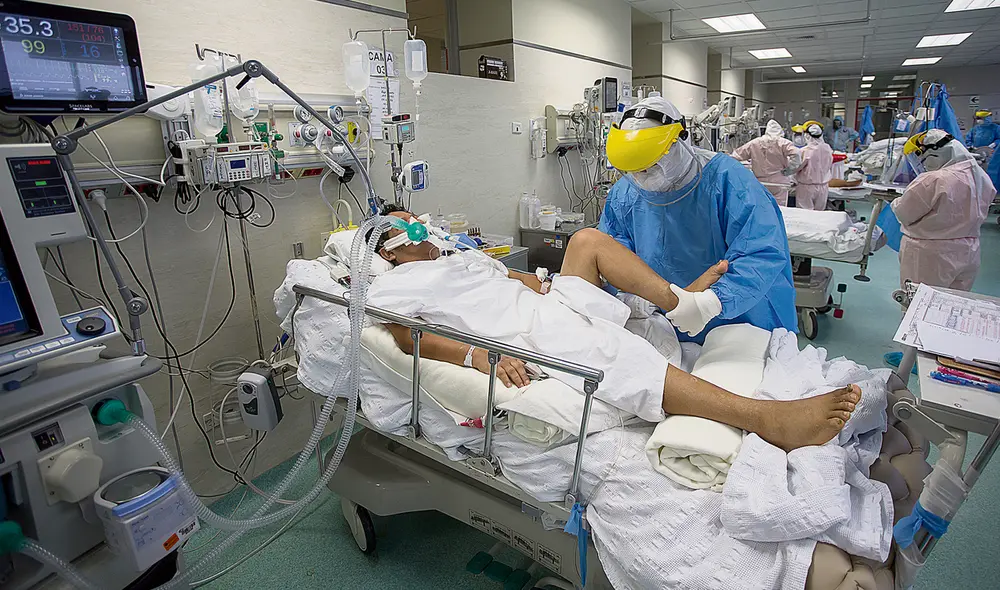 Referencial. Así de llenas están las UCI de los hospitales. Los médicos hacen todo lo posible. Foto: Antonio Melgarejo / La República