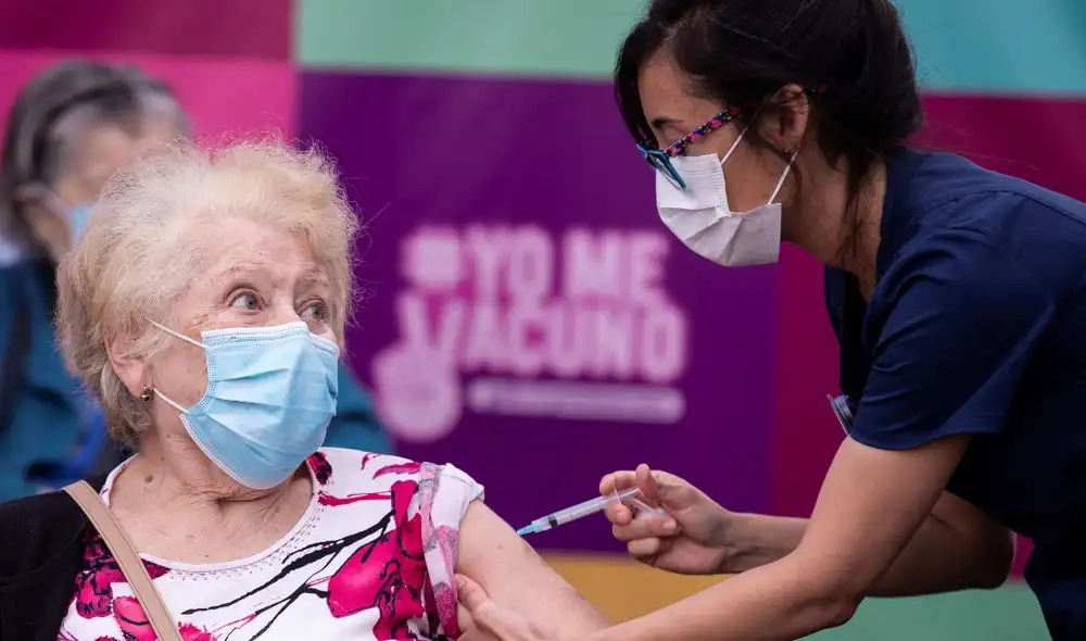 Ciudadana chilena es vacunada contra la COVID-19 en Santiago de Chile gracias a la dosis de Sinovac. Foto: EFE/Alberto Valdés Ciudadana chilena es vacunada contra la COVID-19 en Santiago de Chile gracias a la dosis de Sinovac. Foto: EFE/Alberto Valdés