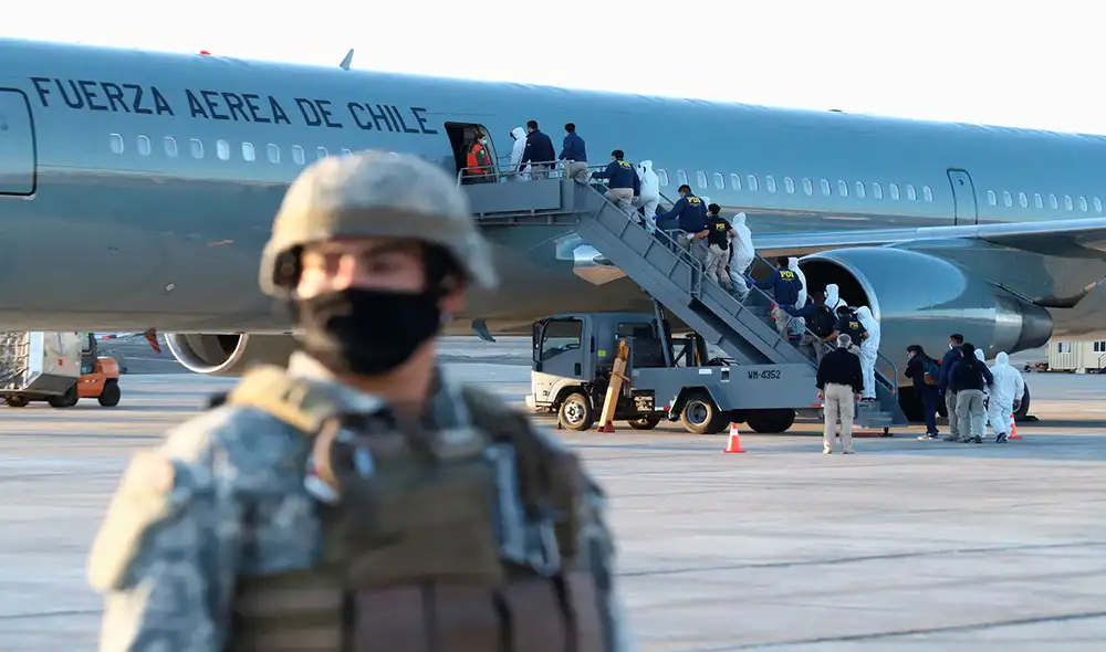 Migrantes indocumentados fueron deportados de Chile vía aérea. Foto: AFP