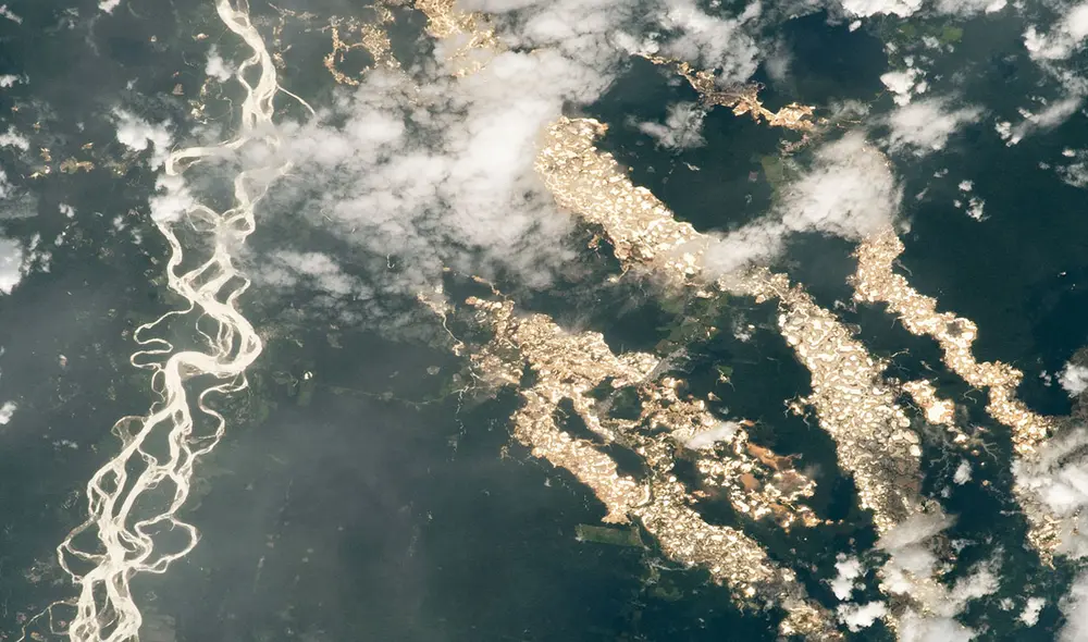 Los pozos de prospección de oro se extienden por decenas de kilómetros en Madre de Dios, Perú. Foto: NASA