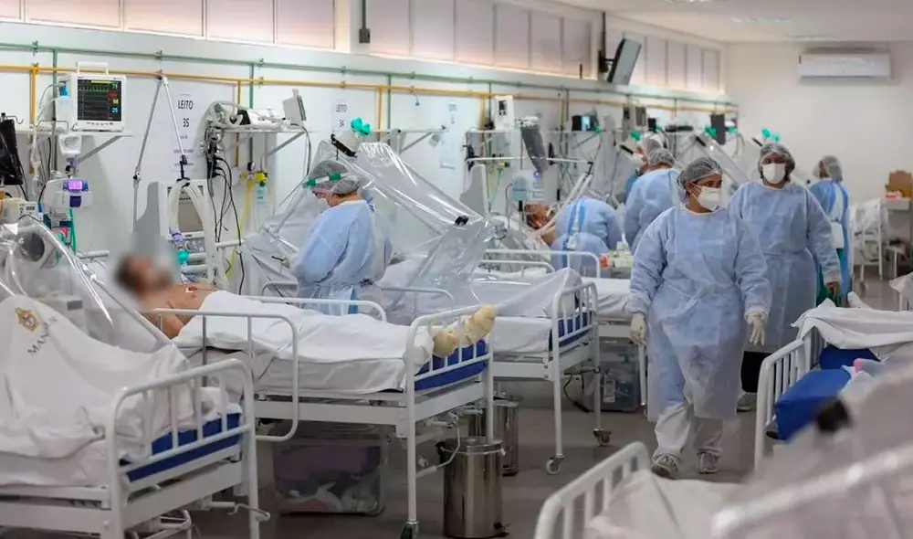 Un equipo médico revisa a un grupo de pacientes en UCI para COVID-19 del Hospital Gilberto Novaes en Manaos, Brasil. Foto: AFP Un equipo médico revisa a un grupo de pacientes en UCI para COVID-19 del Hospital Gilberto Novaes en Manaos, Brasil. Foto: AFP