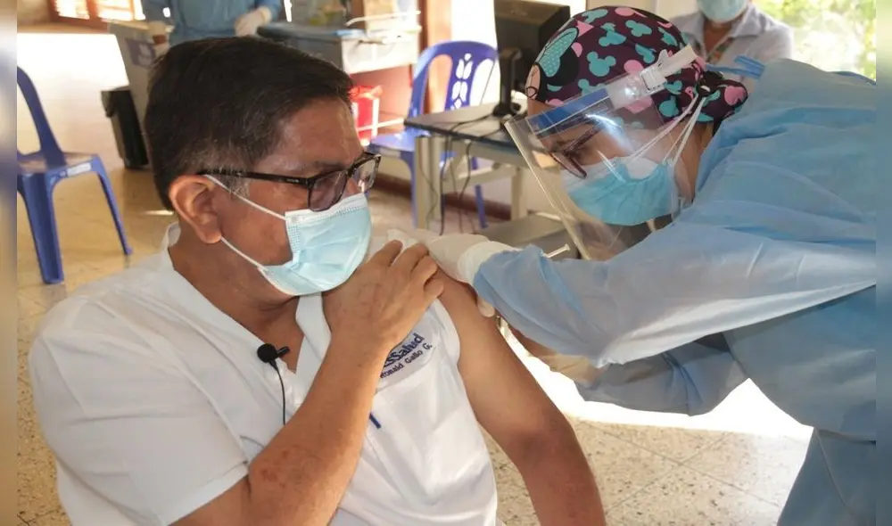 Ronald Gallo es el primer médico inmunizado contra la COVID-19. Foto: La República Ronald Gallo es el primer médico inmunizado contra la COVID-19. Foto: La República