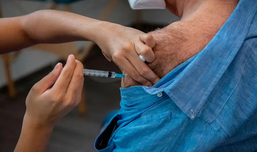 Actualmente Chile está en la campaña de vacunación contra el coronavirus SARS-CoV-2, la cual incluye a adultos mayores. Foto: AFP Actualmente Chile está en la campaña de vacunación contra el coronavirus SARS-CoV-2, la cual incluye a adultos mayores. Foto: AFP