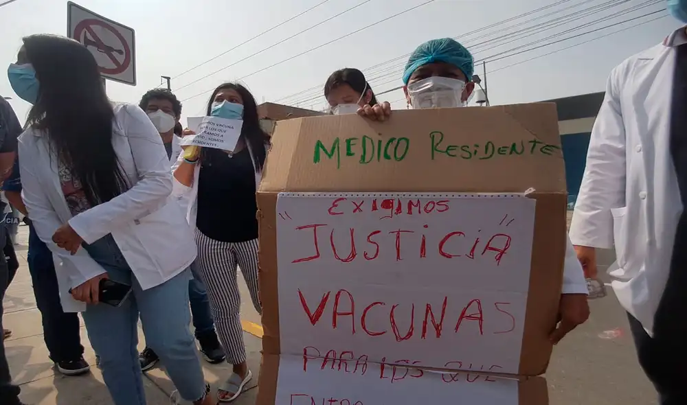 Residentes exigen ser inmunizados contra la COVID-19. Foto: Grace Mora / URPI - GLR