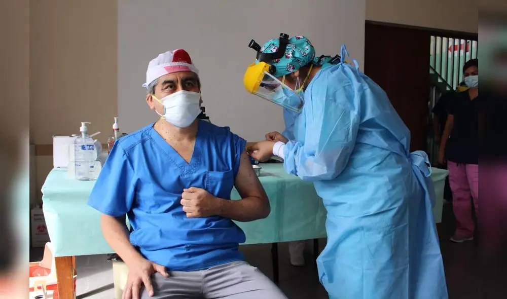 Médicos de áreas críticas fueron inmunizados. Foto: Hospital Belén Médicos de áreas críticas fueron inmunizados. Foto: Hospital Belén