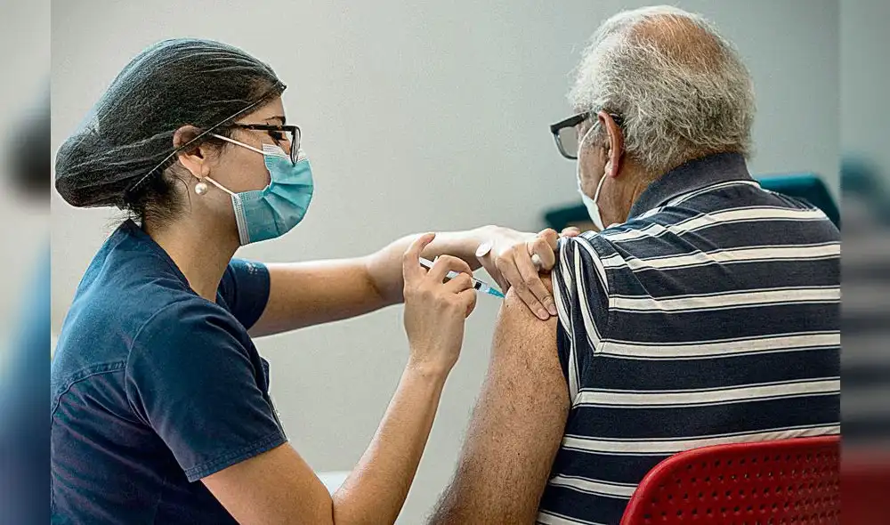 Proceso. El calendario de vacunación chileno prioriza al personal de salud y ancianos. Foto: difusión Proceso. El calendario de vacunación chileno prioriza al personal de salud y ancianos. Foto: difusión