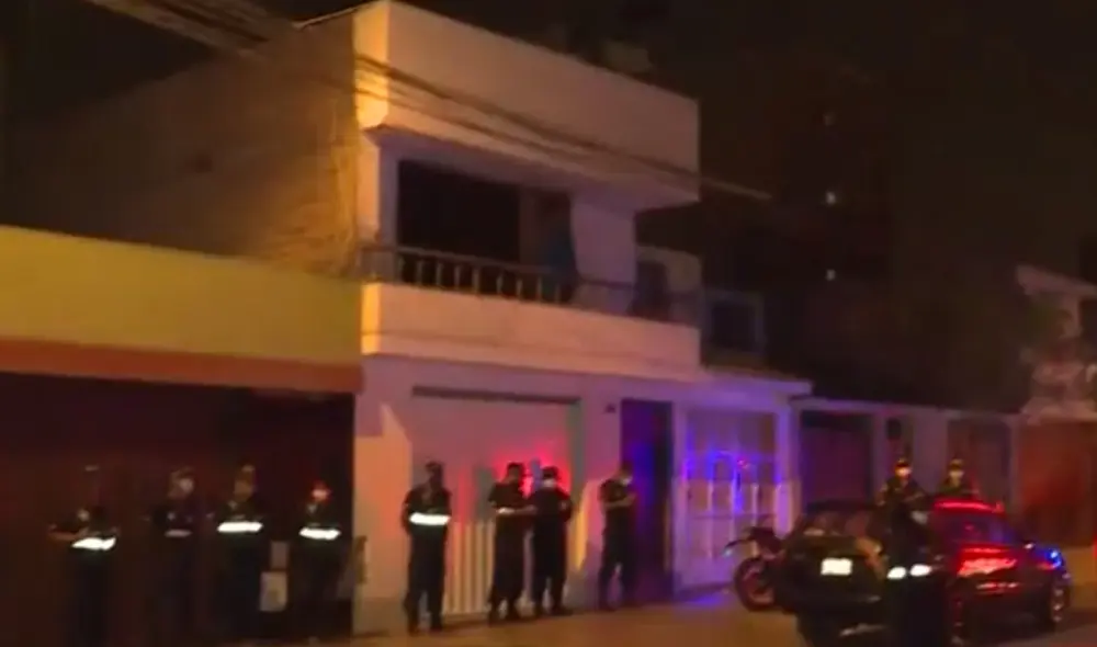 Los agentes se limitaron a resguardar la casa hasta la 1 de la madrugada. Foto: captura de Panamericana Los agentes se limitaron a resguardar la casa hasta la 1 de la madrugada. Foto: captura de Panamericana