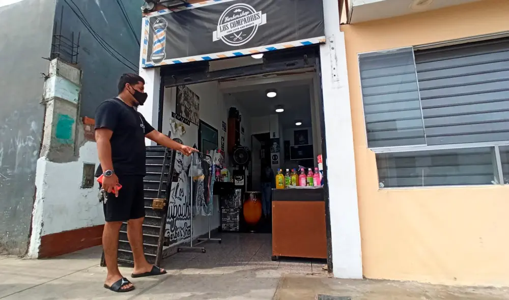 Hampones se llevaron algunos objetos de la barbería y huyeron del sector. Foto: Maria Pía Ponce / URPI-GLR Hampones se llevaron algunos objetos de la barbería y huyeron del sector. Foto: Maria Pía Ponce / URPI-GLR