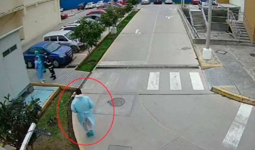 Policía ingresó al nosocomio con ayuda de un colega. Foto: Andina Policía ingresó al nosocomio con ayuda de un colega. Foto: Andina