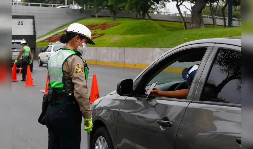 Si te detienen mientras circulas en tu auto particular y no cuentas con el pase respectivo, recibirás una multa de S/ 6.450 y se te retendrá tu licencia de conducir. Foto: Carlos Contreras / La República