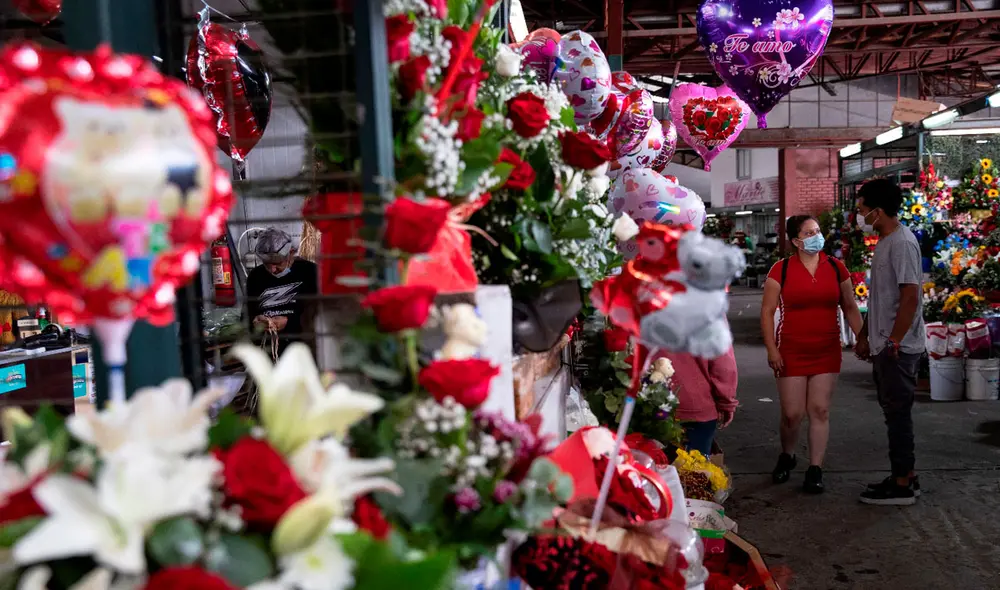 Cada 14 de febrero, los enamorados suelen regalarse flores, globos y otros detalles. Foto: EFE
