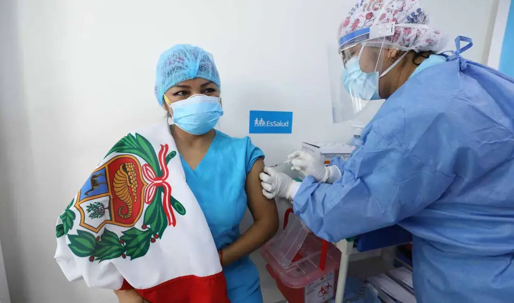 Hasta las 19.00 horas del viernes, un total de 50.435 profesionales de primera línea ya recibieron la primera dosis. Foto: Andina Hasta las 19.00 horas del viernes, un total de 50.435 profesionales de primera línea ya recibieron la primera dosis. Foto: Andina