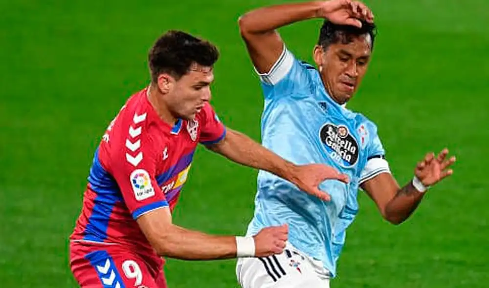 Renato Tapia marcando a Lucas Boyé del Elche. Foto: AFP