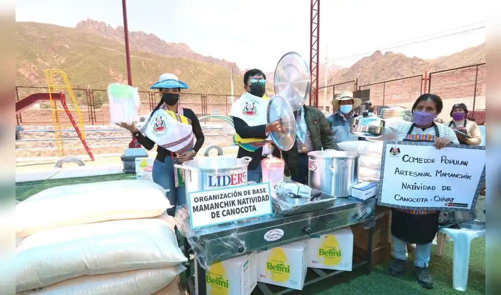 Mujeres recibieron cantidad de alimentos e implementos para potenciar sus labores en los comedores populares de Caylloma. Foto: GRA