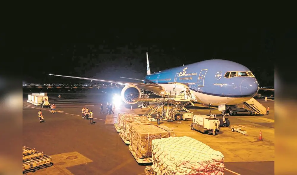Desde China. A las 7.10 p.m. arribó el avión de KLM con las esperadas vacunas que serán aplicadas al personal de salud de todo el país. Foto: PCM Desde China. A las 7.10 p.m. arribó el avión de KLM con las esperadas vacunas que serán aplicadas al personal de salud de todo el país. Foto: PCM