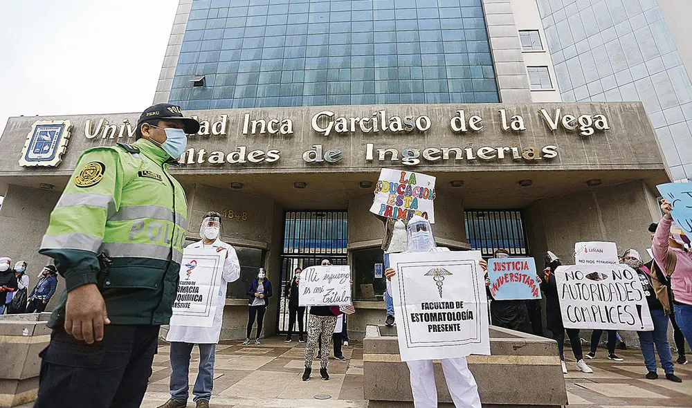 Apoyo. Alumnos de casas de estudio sin licencia podrán registrar sus grados y títulos. Foto: Flavio Matos/La República Apoyo. Alumnos de casas de estudio sin licencia podrán registrar sus grados y títulos. Foto: Flavio Matos/La República